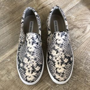 NWOT Steve Madden Snakeskin Slip On.